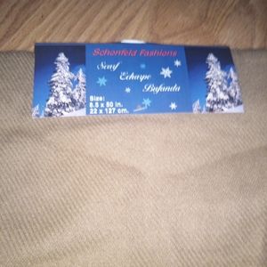 100 %Acrylic scarf NWT